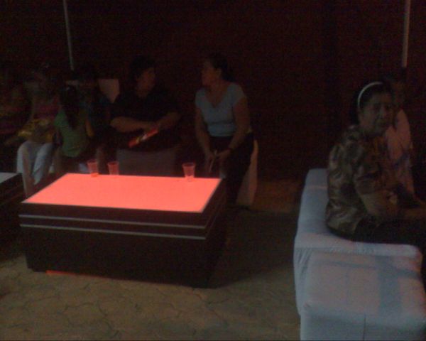 Salas lounge con mesa iluminada en leds