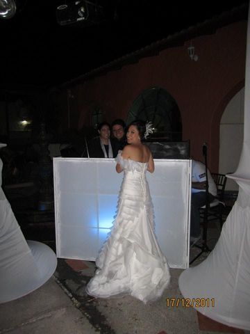 Dj´s con cabina iluminada y torres de luces.