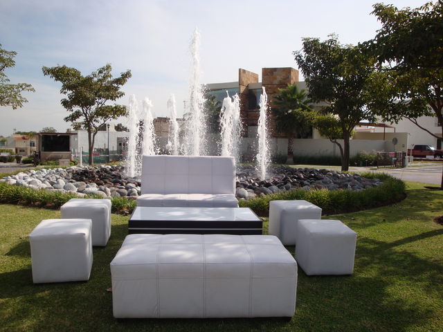 Salas Lounge para 10 personas con mesa iluminada en leds.